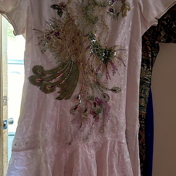 WhiteNylon feel Chinese dress with design on front. - Picture 1 of 11